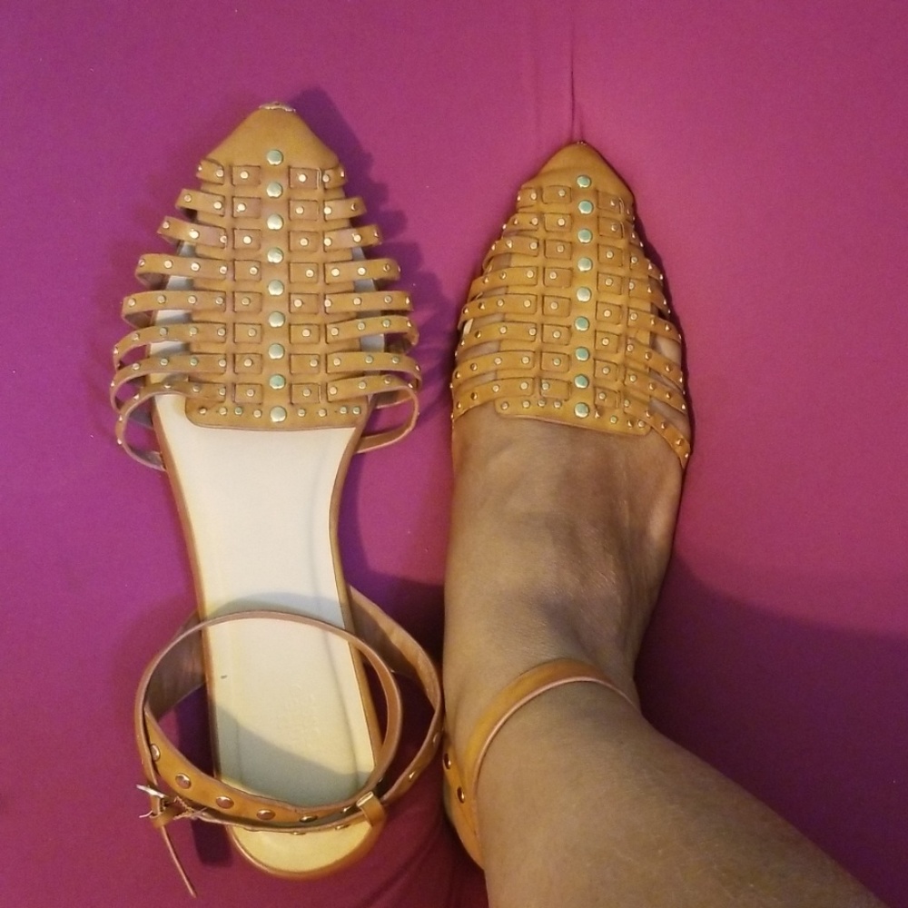 Pointy flat sandals